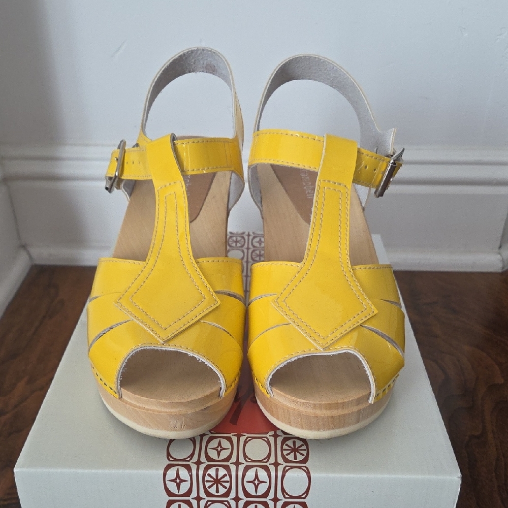Jeffrey Campbell Yellow Patent Leather Clogs. Great Condition. Size 41